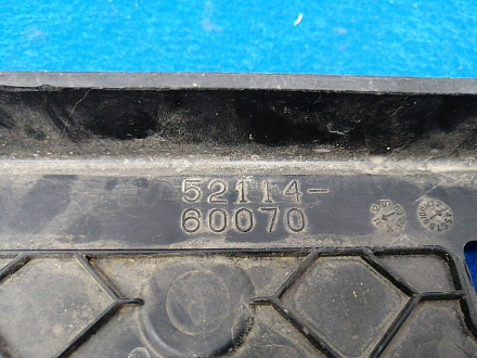AA015241; Площадка под номер (52114-60070) для Lexus LX570, LX450D (2008 — 2011)/БУ; Оригинал; Р1, Мелкий дефект; 