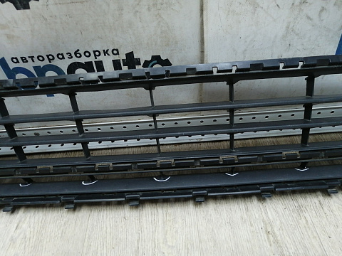 Фотография детали AA046153; Решетка переднего бампера (5G0853677) для Volkswagen Golf/БУ; Оригинал; Р1, Мелкий дефект; . Фото номер 5