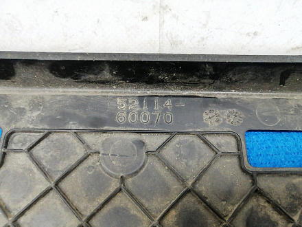 AA015242; Площадка под номер (52114-60070) для Lexus LX570, LX450D (2008 — 2011)/БУ; Оригинал; Р1, Мелкий дефект; 