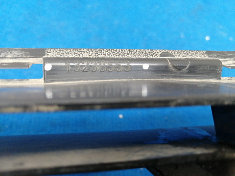 Фотография детали AA025634; Решетка переднего бампера (13238553) для Opel Astra/БУ; Оригинал; Р1, Мелкий дефект; . Фото номер 12