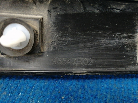 AA036085; Молдинг передней правой двери (98547R02) для Peugeot 3008/БУ; Оригинал; Р1, Мелкий дефект; 
