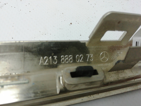 Фотография детали AA009051; Накладка решетки радиатора верхняя, правая хром (A2138880273) для Mercedes-Benz E-klasse W213 S213/БУ; Оригинал; Р1, Мелкий дефект; . Фото номер 6