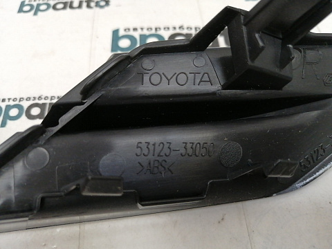 Фотография детали AA038243; Заглушка в решетку радиатора правая (53123-33100) для Toyota Camry 70 (2017 — 2021)/Нов; Оригинал; . Фото номер 3