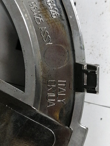 Фотография детали AA045540; Эмблема решетки радиатора (30796425) для Volvo XC60/БУ; Оригинал; Р1, Мелкий дефект; . Фото номер 10