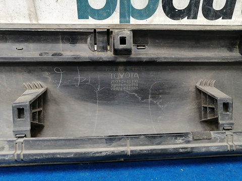 Фотография детали AA032008; Накладка на дверь задняя левая, нижняя (75076-48100) для Toyota Highlander II рест. (2010 - 2013)/БУ; Оригинал; Р2, Удовлетворительное; . Фото номер 10