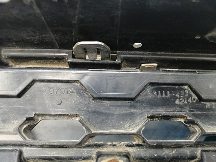 AA029980; Решетка радиатора (53111-42140) для Toyota Rav4 30 рест. V 2.0 (2009 - 2010)/БУ; Оригинал; Р2, Удовлетворительное; 
