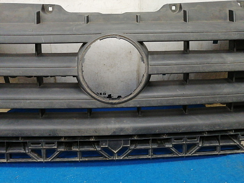 Фотография детали AA033607; Решетка радиатора (2E0853653E) для Volkswagen Crafter (2006-2016)/БУ; Оригинал; Р2, Удовлетворительное; . Фото номер 4