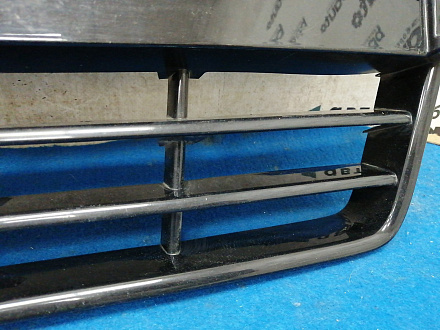 AA032246; Решетка переднего бампера центральная, глянцевая (BM51-17K945-E) для Ford Focus/БУ; Оригинал; Р1, Мелкий дефект; 