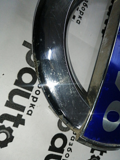 AA045540; Эмблема решетки радиатора (30796425) для Volvo XC60/БУ; Оригинал; Р1, Мелкий дефект; 