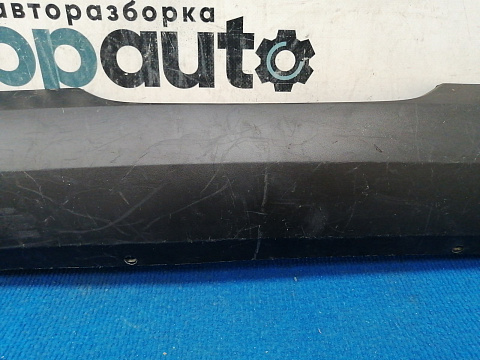 Фотография детали AA038730; Юбка заднего бампера; под паркт. (8450008884) для Lada Vesta I Sedan (2015 — 2022)/БУ; Оригинал; Р1, Мелкий дефект; . Фото номер 4