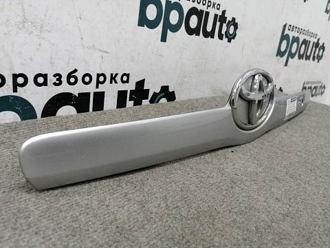 Фотография детали AA011898; Накладка крышки багажника; без камер. (76811-33130) для Toyota Camry/БУ; Оригинал; Р0, Хорошее; . Фото номер 2