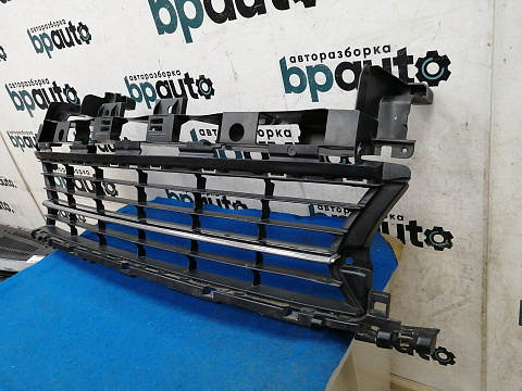 Фотография детали AA030551; Решетка переднего бампера (622542439R) для Renault Logan II (2013-2018)/БУ; Оригинал; Р1, Мелкий дефект; . Фото номер 7