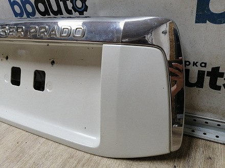 AA045274; Накладка крышки багажника, без кнопок (76811-60190) для Toyota Land Cruiser Prado 150 (2010 — 2013)/БУ; Оригинал; Р0, Хорошее; (070) Белый перламутр 3х. сл.