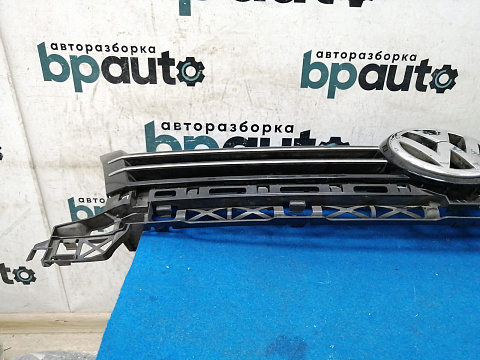 Фотография детали AA021635; Решетка радиатора (1T0853651BQ) для Volkswagen/БУ; Оригинал; Р1, Мелкий дефект; . Фото номер 7