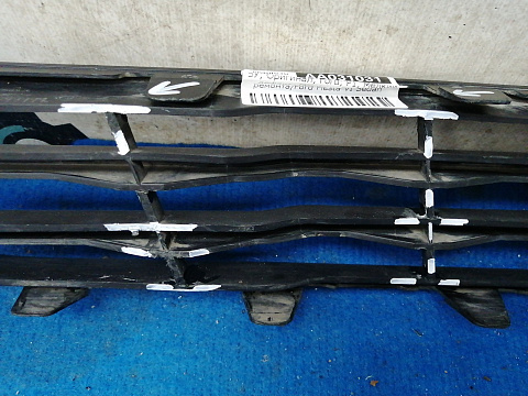 Фотография детали AA031031; Решетка переднего бампера (C1BB-17K945-A) для Ford Fiesta/БУ; Оригинал; Р1, Мелкий дефект; . Фото номер 11