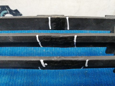 Фотография детали AA037729; Решётка переднего бампера (53112-12120) для Toyota Auris I (2007- 2010)/БУ; Оригинал; Р1, Мелкий дефект; . Фото номер 4