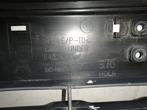 Фотография детали AA045278; Решетка переднего бампера; под паркт. (6402A373) для Mitsubishi Pajero Sport III (2015-2020)/БУ; Оригинал; Р1, Мелкий дефект; . Фото номер 25