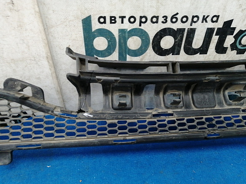Фотография детали AA032956; Решетка переднего бампера (9673855677) для Peugeot 208 I (2012-2015)/БУ; Оригинал; Р1, Мелкий дефект; . Фото номер 9