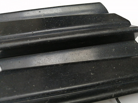 Фотография детали AA044291; Заглушка букс. крюка переднего бампера (52128-33070) для Toyota Camry 70 рест. (2021-2024)/БУ; Оригинал; Р1, Мелкий дефект; . Фото номер 2