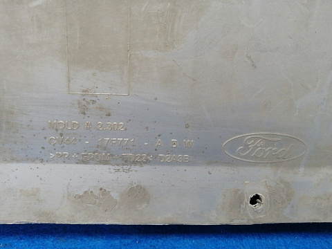 Фотография детали AA026546; Накладка на юбку переднего бампера (CV44-17F771-ABW) для Ford Kuga II (2012-2016)/БУ; Оригинал; Р2, Удовлетворительное; . Фото номер 7