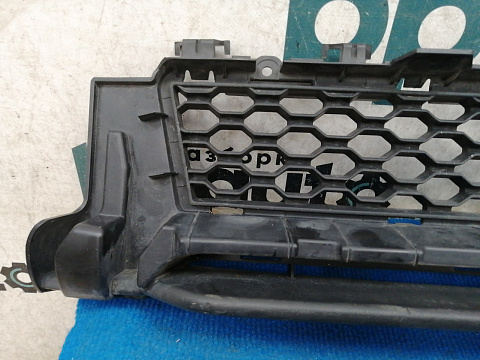 Фотография детали AA036541; Решетка переднего бампера (GX73-17H750-AA) для Jaguar XE I (2015-2019)/БУ; Оригинал; Р1, Мелкий дефект; . Фото номер 6