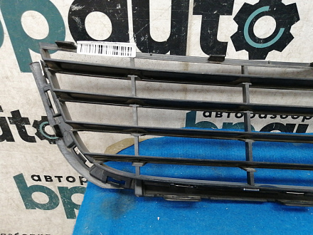 AA033560; Решетка переднего бампера (5K0853677) для Volkswagen Golf/БУ; Оригинал; Р1, Мелкий дефект;