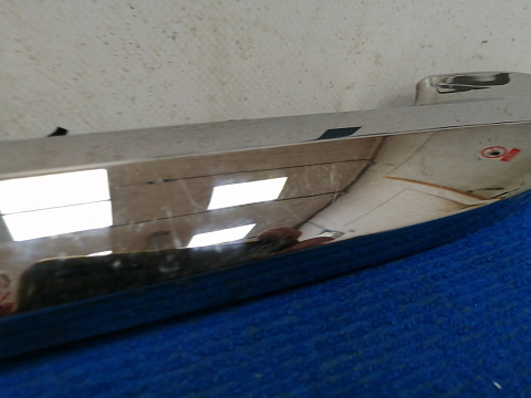 Фотография детали AA043548; Молдинг крышки багажника нижний, хром (76813-60050) для Lexus GX460/БУ; Оригинал; Р1, Мелкий дефект; . Фото номер 6