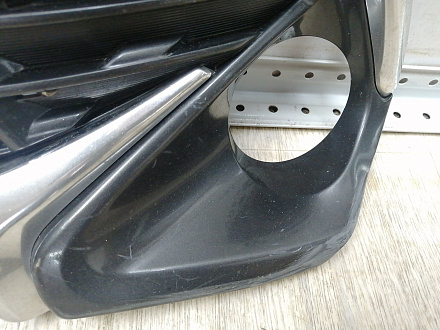 AA045454; Решетка переднего бампера (53112-06820) для Toyota Camry 55 рест.2 (2017 — 2018)/БУ; Оригинал; Р1, Мелкий дефект; 