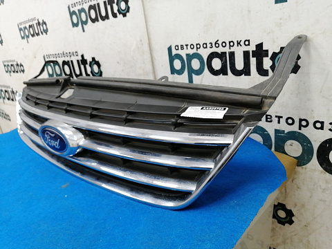 Фотография детали AA025795; Решетка радиатора (7S71-8200-B) для Ford Mondeo/БУ; Оригинал; Р1, Мелкий дефект; . Фото номер 4