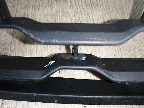 Фотография детали AA045278; Решетка переднего бампера; под паркт. (6402A373) для Mitsubishi Pajero Sport III (2015-2020)/БУ; Оригинал; Р1, Мелкий дефект; . Фото номер 8