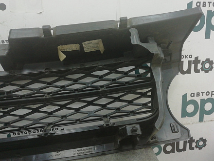AA010497; Решетка радиатора (AH32-8138-AW) для Land Rover Range Rover Sport I рест. (2009 - 2013)/БУ; Оригинал; Р1, Мелкий дефект; 