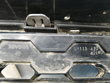 AA029979; Решетка радиатора (53111-42140) для Toyota Rav4 30 рест. V 2.0 (2009 - 2010)/БУ; Оригинал; Р2, Удовлетворительное; 
