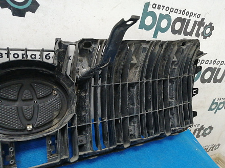 AA016923; Решетка радиатора; под камер. (53101-60660) для Toyota Land Cruiser Prado 150 (2010 — 2013)/БУ; Оригинал; Р1, Мелкий дефект; 