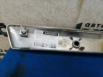 AA034034; Накладка крышки багажника, без кнопки (84810-EM40A) для Nissan Tiida/БУ; Оригинал; Р2, Удовлетворительное; 
