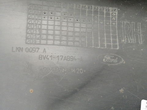 Фотография детали AA030772; Накладка заднего бампера правая; без паркт. (8V41-17A894-A) для Ford Kuga I (2008-2012)/БУ; Оригинал; Р1, Мелкий дефект; . Фото номер 13