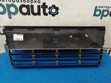AA032245; Решетка переднего бампера центральная, глянцевая (BM51-17K945-E) для Ford Focus/БУ; Оригинал; Р1, Мелкий дефект; 