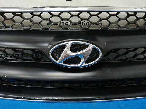Фотография детали AA028830; Решетка радиатора (86561-2B010) для Hyundai Santa Fe II (2006-2009)/БУ; Оригинал; Р1, Мелкий дефект; . Фото номер 3
