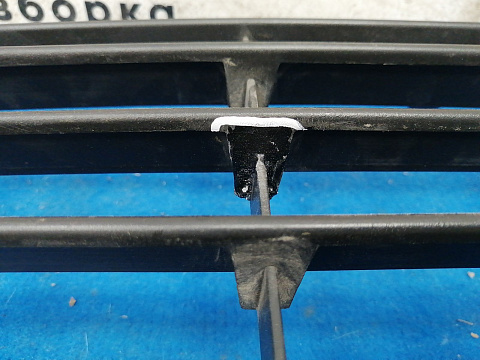 Фотография детали AA033560; Решетка переднего бампера (5K0853677) для Volkswagen Golf/БУ; Оригинал; Р1, Мелкий дефект; . Фото номер 7