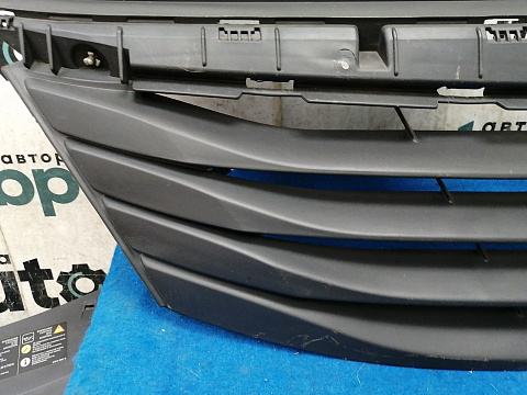 Фотография детали AA032848; Решетка радиатора (8200752748) для Renault Logan I рест. (2009-2015)/БУ; Оригинал; Р1, Мелкий дефект; . Фото номер 3