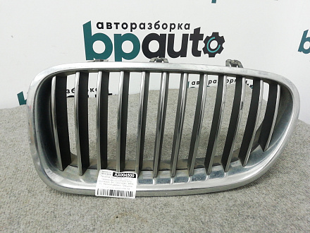 AA004500; Решетка радиатора левая, 12 перемычек (51137200727) для BMW 5 серия F10 F11/БУ; Оригинал; Р1, Мелкий дефект; 