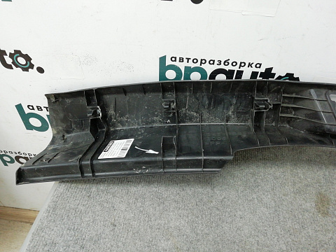Фотография детали AA003565; Накладка задней панели внутренняя (KD45-6889X) для Mazda CX-5/БУ; Оригинал; Р1, Мелкий дефект; . Фото номер 5
