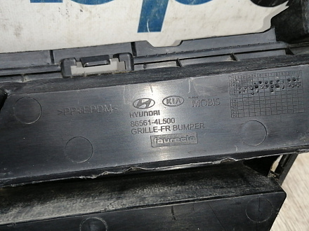 AA045107; Решетка переднего бампера (86561-4L500) для Hyundai Solaris/БУ; Оригинал; Р1, Мелкий дефект; 