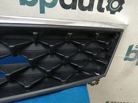 Фотография детали AA038708; Решетка радиатора (86350-H0700) для Kia Rio IV рест. Sedan (2020- н.в.)/БУ; Оригинал; Р1, Мелкий дефект; . Фото номер 2