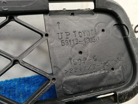 Фотография детали AA037721; Решетка переднего бампера (53113-42030) для Toyota Rav4/БУ; Оригинал; Р1, Мелкий дефект; . Фото номер 12