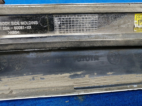 Фотография детали AA015933; Молдинг двери задний левый (PT29A-60081) для Lexus LX570, LX450D (2008 — 2011)/БУ; Оригинал; Р1, Мелкий дефект; . Фото номер 5