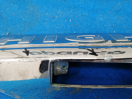 AA030934; Накладка крышки багажника; под камер. (76801-48330) для Toyota Highlander II рест. (2010 - 2013)/БУ; Оригинал; Р2, Удовлетворительное; 