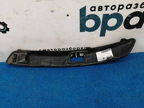 Фотография детали AA037426; Молдинг переднего бампера правый; под омыват. (1K0807718C) для Volkswagen Golf/БУ; Оригинал; Р1, Мелкий дефект; . Фото номер 3