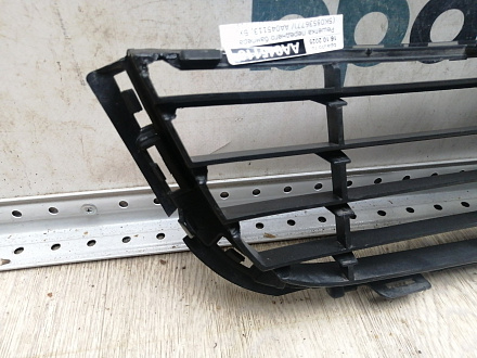 AA045113; Решетка переднего бампера (5K0853677) для Volkswagen Golf/БУ; Оригинал; Р1, Мелкий дефект;