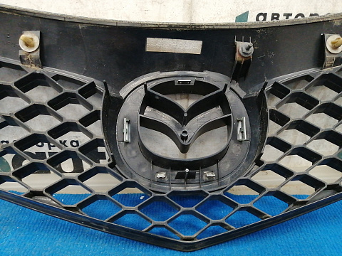Фотография детали AA036916; Решетка радиатора (BR5S-50711) для Mazda 3 BK/БУ; Оригинал; Р0, Хорошее; (36C) Темно-серый. Фото номер 9
