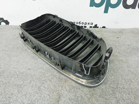 Фотография детали AA008407; Решетка радиатора левая, 10 перемычек (51137412323) для BMW 5 серия F10 F11/БУ; Оригинал; Р1, Мелкий дефект; . Фото номер 6